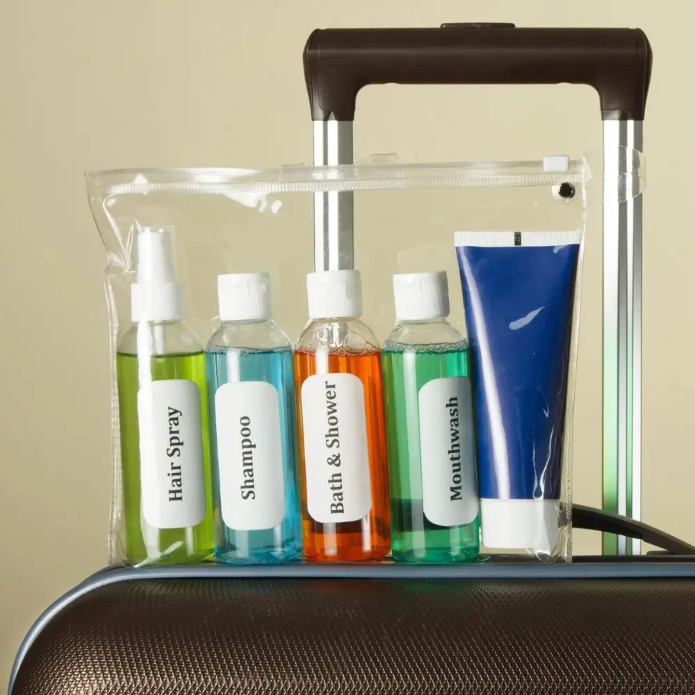 Przed — wiele buteleczek w torbie podróżnej